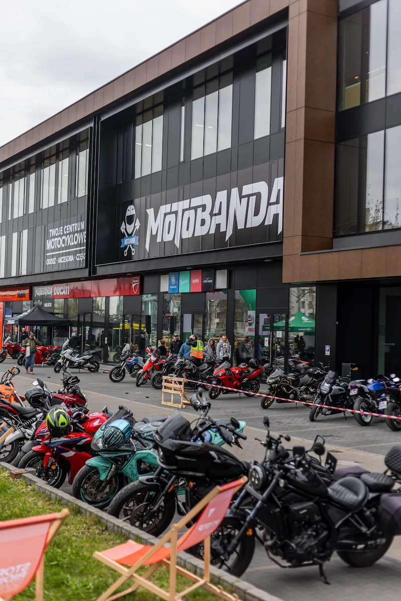 sklep Motobanda Piaseczno z zewnątrz