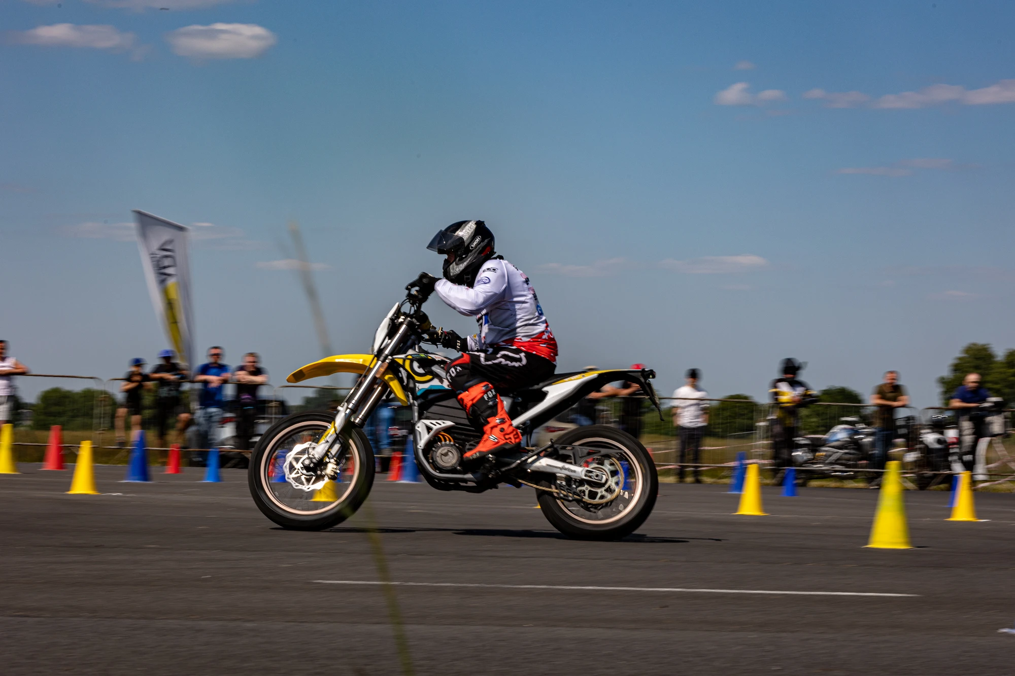 Motocyklista podczas treningu Motogymkhany