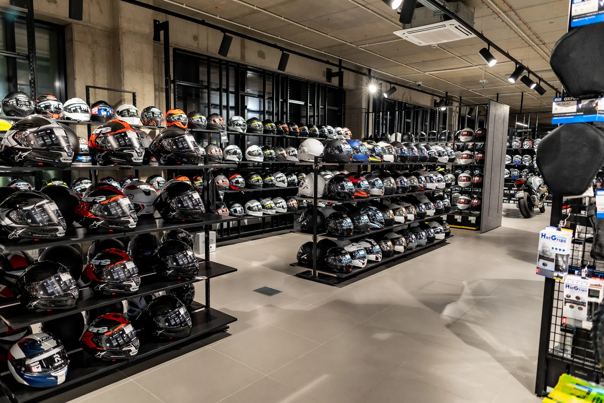 Wnętrze sklepu motocyklowego motobanda piaseczno