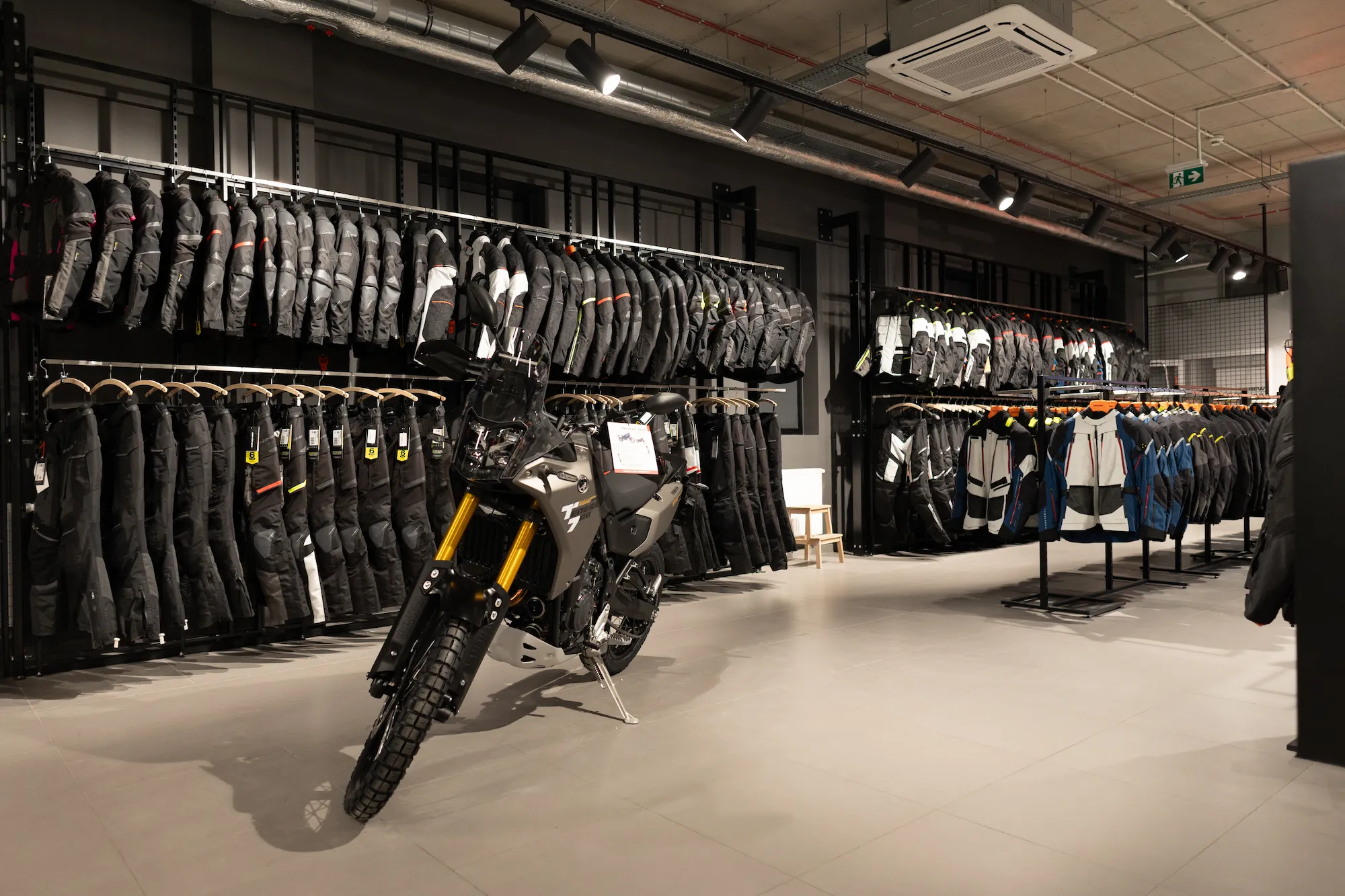 motocykl wewnątrz sklepu motobanda piaseczno