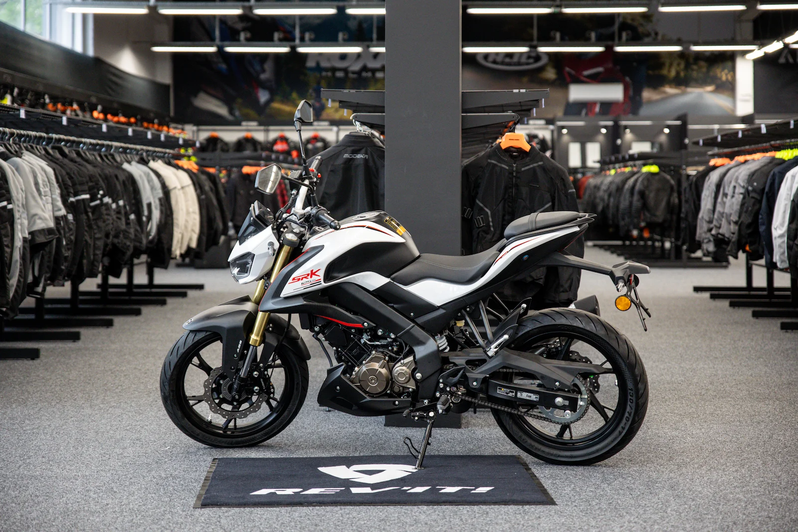 motocykl wewnątrz sklepu motobanda