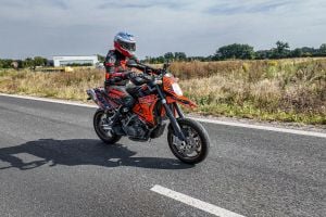 KTM 950 SM - Spartańskie supermoto z litrowym silnikiem