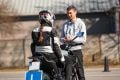 Julia uczy się ruszać na motocyklu! Jaka jest prawidłowa pozycja? - Akademia Motobanda