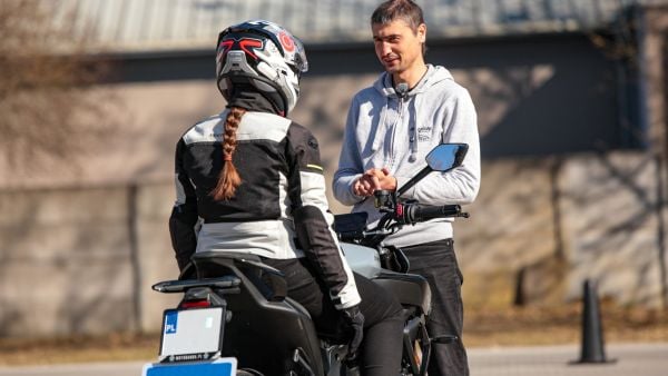 Julia uczy się ruszać na motocyklu! Jaka jest prawidłowa pozycja? - Akademia Motobanda
