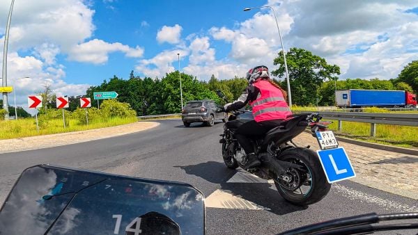 Jak bezpiecznie jeździć w ruchu drogowym? Kurs na prawo jazdy z Akademią Motobanda