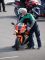 Ten rześki staruszek, doskonale wie jak jeździć 250 konnym motocyklem! 