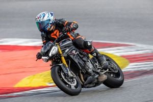 Przetrwałem na Triumph Speed Triple 1200RS w deszczu!