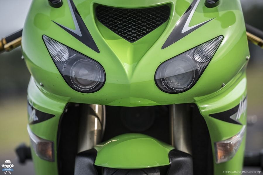 Kawasaki ZX-10R 1000 Ninja (2006 - 2007) vs Yamaha V-MAX 1200