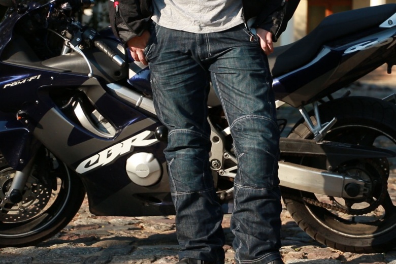 Modeka Denver II - video test jeansy motocyklowe. Jakie spodnie na motocykl wybrać?