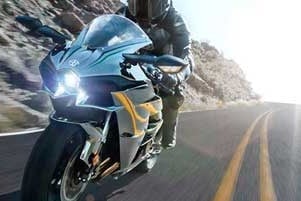 Na EICMA Kawasaki oficjalnie zaprezentowało drogowy model doładowanego H2. 