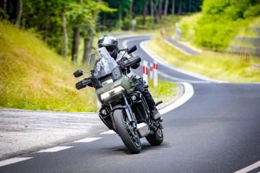 na zdjęciu jest zakręt i motocyklista na Harley Davidson Pan America