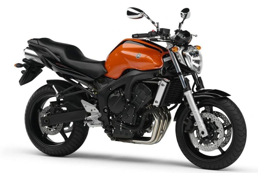 Nia　［YAMAHA SWX］ Yamaha FZ6-N (2004 - 2009) vs Yamaha V-MAX (2008)