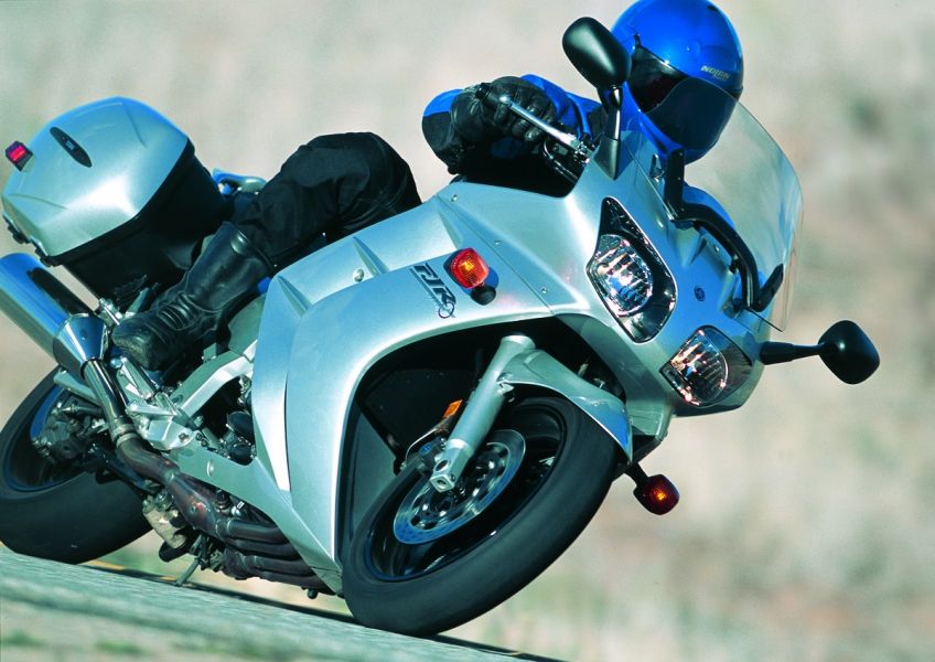 Fjr1300 Vs R1 Yamaha YZF-R1 RN04 1000 (2000 - 2001) vs Yamaha FJR 1300 (2001 - 2005)