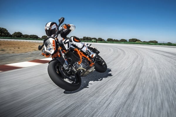 Kawasaki ZX-6R 600 (2000 - 2002) vs KTM 690 Duke R (2015)