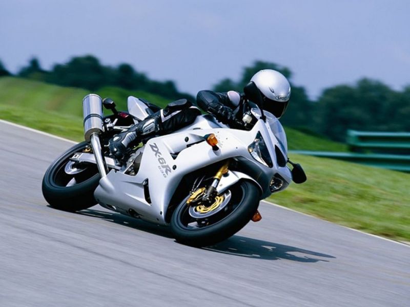 Kawasaki ZX-6R Ninja 636 (2003 - 2004) vs Kawasaki ZX-6R 600 (2000