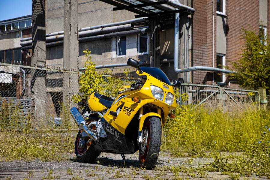 Kawasaki ZX-7R 750 Ninja (1996 - 2003) vs Yamaha YZF 750R (1993