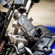 Uniwersalny uchwyt do smartfona z ładowarką indukcyjną Midland MH EVO WC 