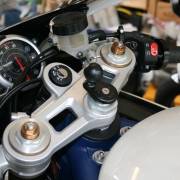 Uchwyt montażowy Ram Mount do trzonu widelca w motocyklu 