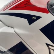 Kask Caberg Drift Evo II OUTLET #77 Jarama Biały/Czerwony/Niebieski XL OUTLET #77 Jarama Biały/Czerwony/Niebieski